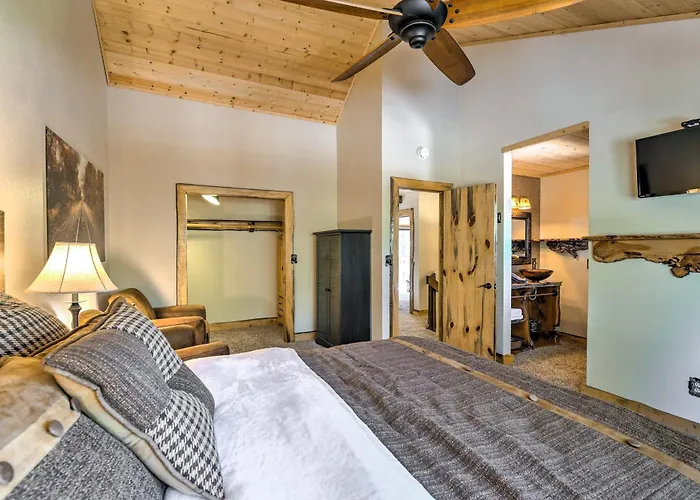 Hébergement de vacances Wooded Retreat W/ Deck: 4 Mi To Downtown
