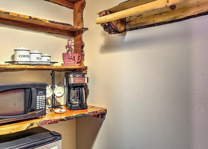 Hébergement de vacances Wooded Retreat W/ Deck: 4 Mi To Downtown