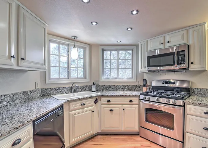 Ferienhaus Wooded Retreat W/ Deck: 4 Mi To Downtown *