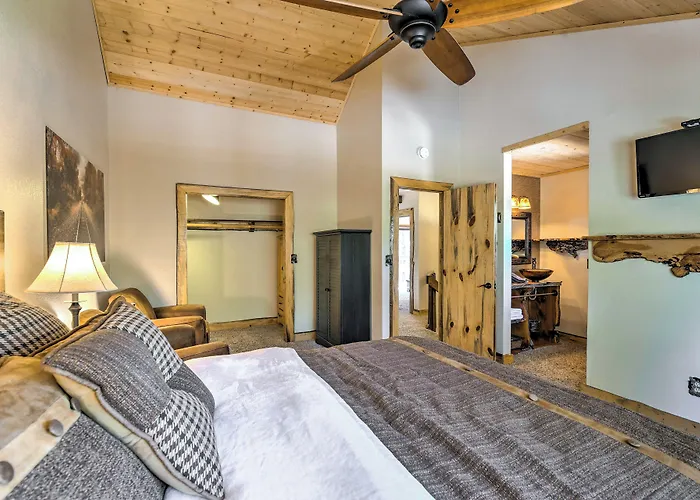 Hébergement de vacances Wooded Retreat W/ Deck: 4 Mi To Downtown
