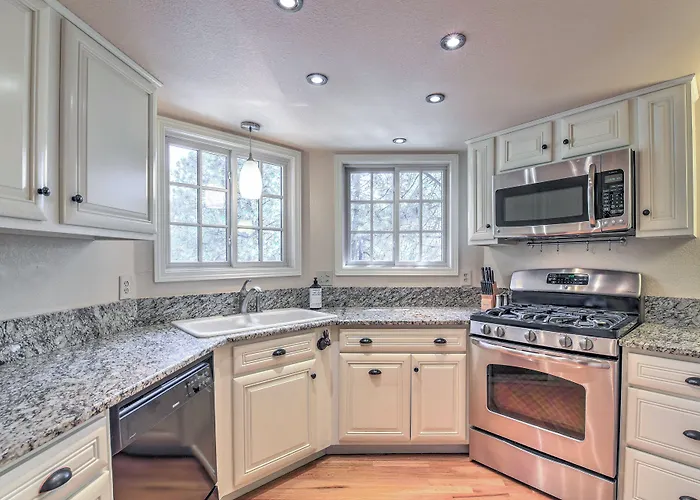 Wooded Retreat W/ Deck: 4 Mi To Downtown Hébergement de vacances